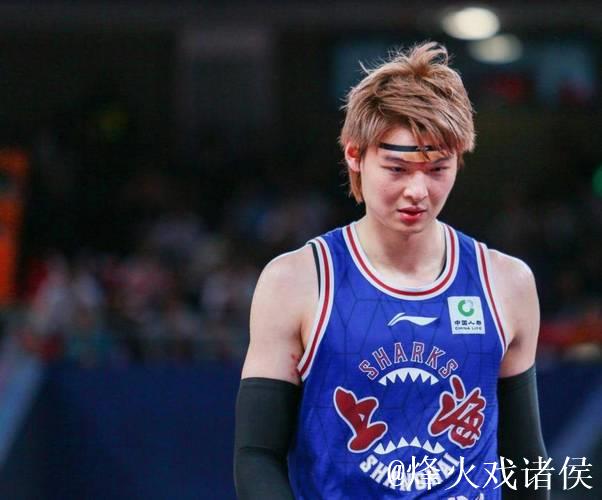 CBA俱乐部杯：王哲林17+7 上海大胜四川